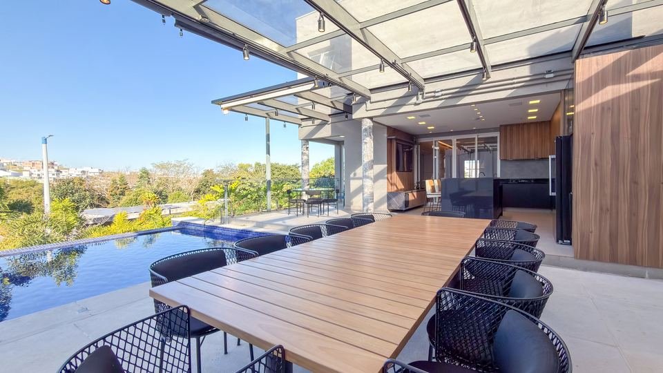 Mesa da área gourmet ao lado da piscina