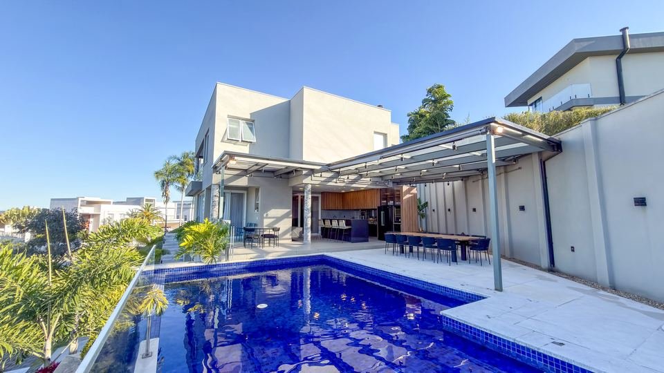 Piscina com a área gourmet ao fundo